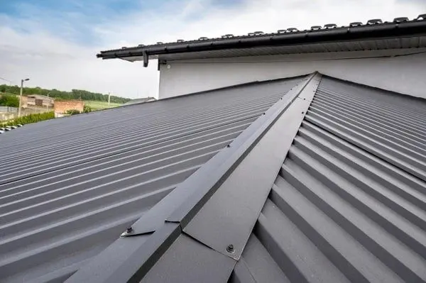 Long run metal roof with ridge capping on an Auckland home